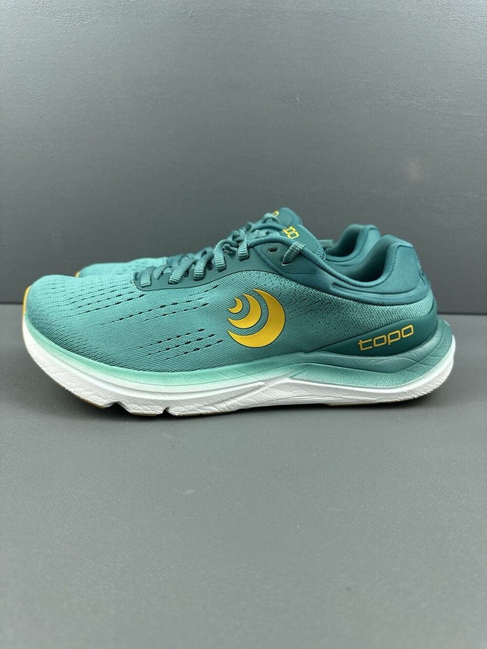 Topo Magnifly 5 Women's Size 9.5 Teal Gold Running Shoes Zipfoam 0mm Drop
